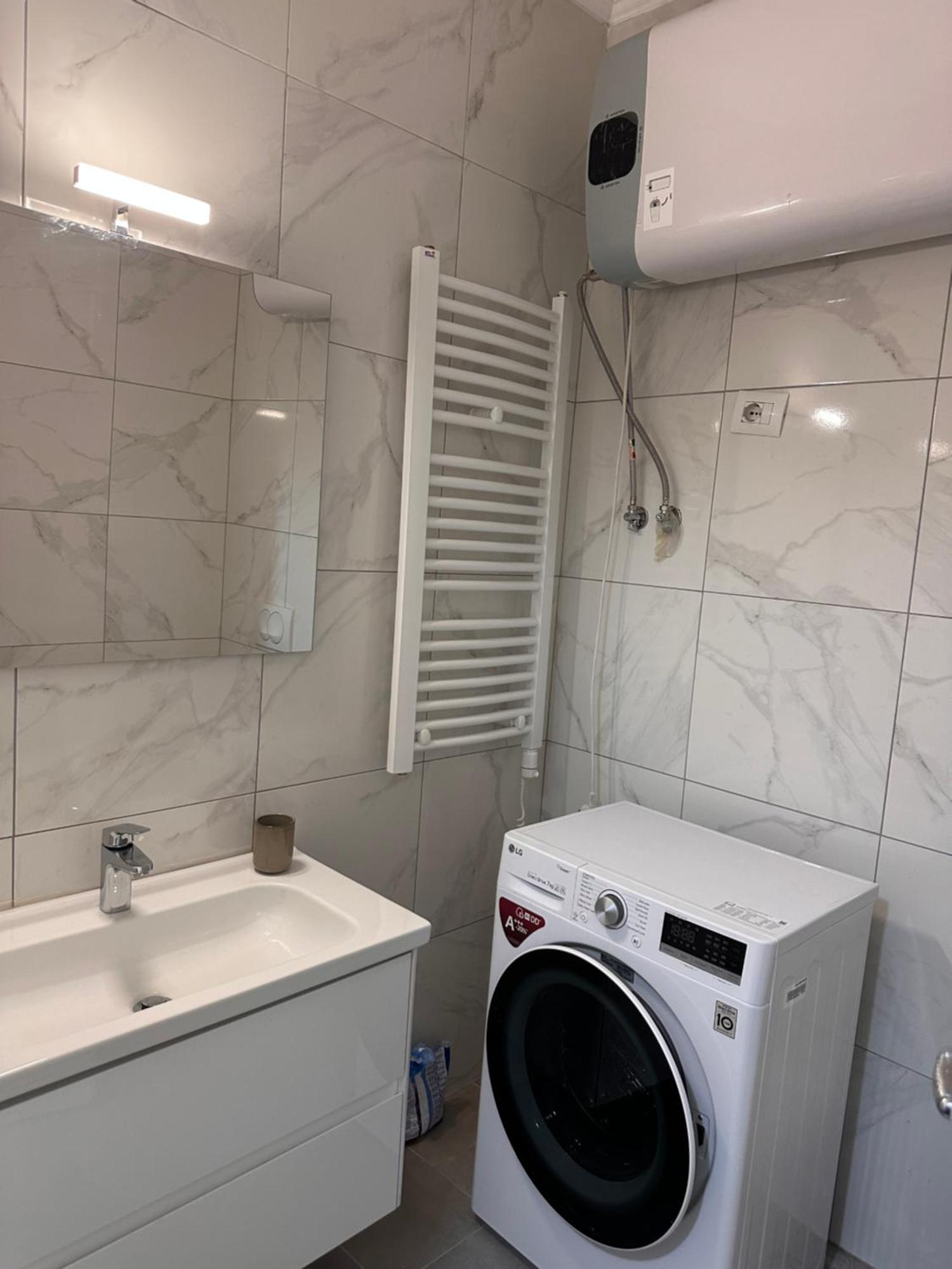 Spacious 2-Bedroom Apartment Near Center Tiranë Luaran gambar