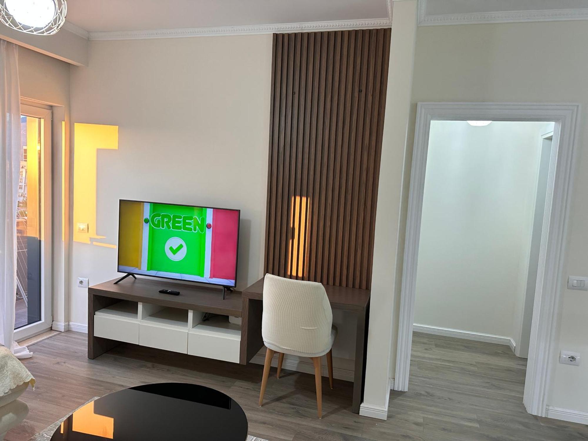 Spacious 2-Bedroom Apartment Near Center Tiranë Luaran gambar